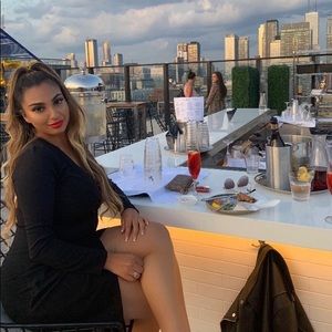 Meet your Posher, Mona